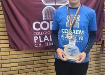 Alumno del Cobaem gana segundo lugar en competencia internacional de robótica