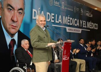 Por llevar salud a cada rincón de Michoacán, reconoce Bedolla a médicas y médicos