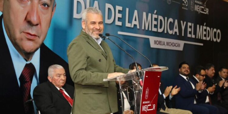 Por llevar salud a cada rincón de Michoacán, reconoce Bedolla a médicas y médicos