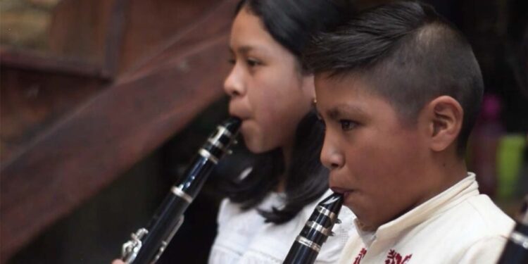 Escuela de Música Tradicional en Comachuén, un espacio de preservación cultural