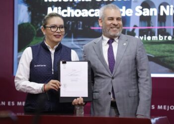 Firma Bedolla iniciativa de reforma constitucional para la UMSNH