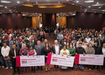 Gobierno de Bedolla comprometido con migrantes; entrega 55 apoyos