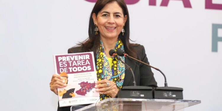 Miles de escuelas de Michoacán reciben Guías de Protección Civil: SEE
