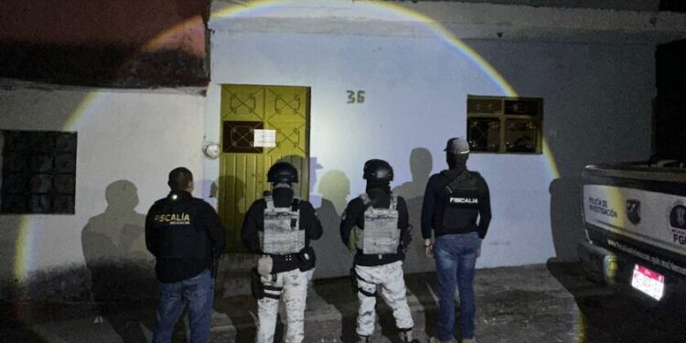 En cateo realizado en Santa María de Guido, Fiscalía General asegura narcótico y detiene a dos personas