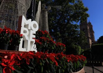 El espíritu navideño impregna Morelia; turistas quedan maravillados