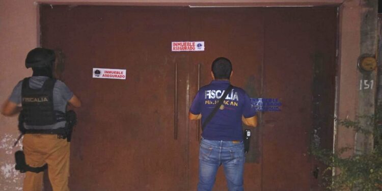 Asegura FGE inmueble relacionado en conductas ilícitas y tres vehículos, uno de ellos con reporte de robo en Apatzingán