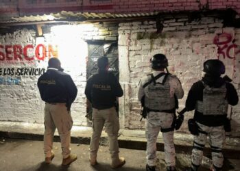 FGE ejecuta cateo en la colonia Ventura Puente y asegura 475 dosis de narcótico; hay un detenido