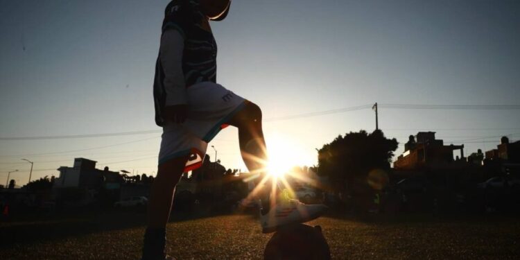 DIF Morelia entrega uniformes a niñas y niños de escuelas de fútbol ‘Estrellas del Mañana’