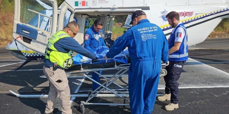 Helicóptero de la SSP traslada de emergencia a menor con quemaduras, tras accidente en Autopista Siglo XXI