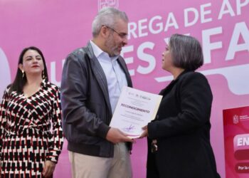 A la Constitución, programas de apoyo contra el cáncer: Bedolla