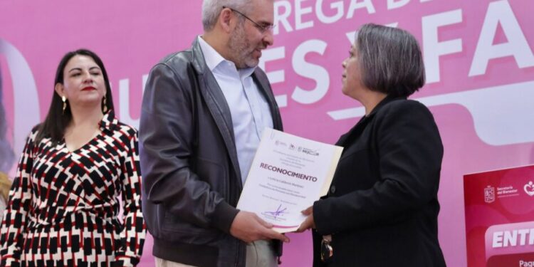 A la Constitución, programas de apoyo contra el cáncer: Bedolla