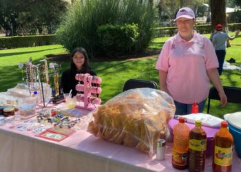 Sobrevivientes de cáncer realizan Mercadito Rosa en el Zoológico de Morelia