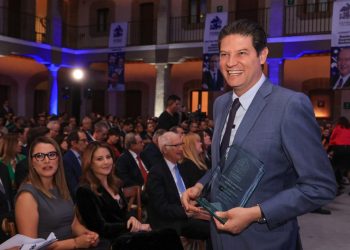 Alfonso Martínez Alcázar premio nacional por impulso al desarrollo de la vivienda-Morelia Informativo