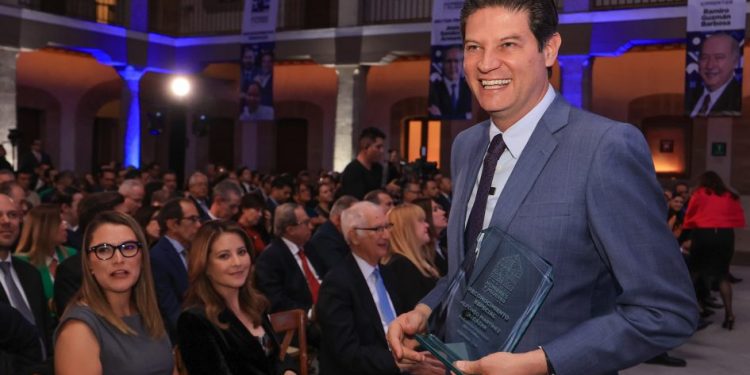 Alfonso Martínez Alcázar premio nacional por impulso al desarrollo de la vivienda-Morelia Informativo