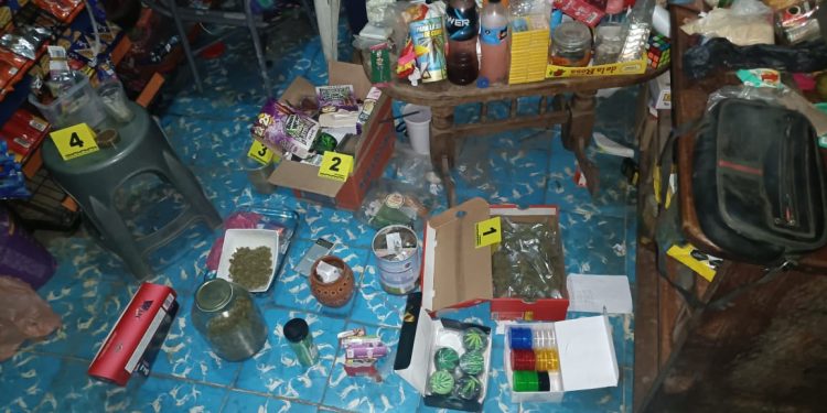 En Apatzingán, FGE detiene a tres personas tras catear establecimiento comercial y decomisa sustancia con apariencia de narcótico