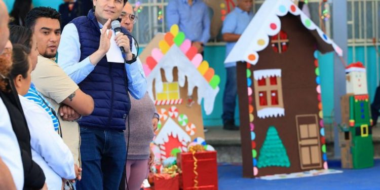 Entrega Alfonso Martínez techumbres en escuelas de Santa María