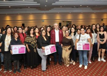 Bedolla entrega kits para emprendedoras; se busca fortalecer autonomía económica