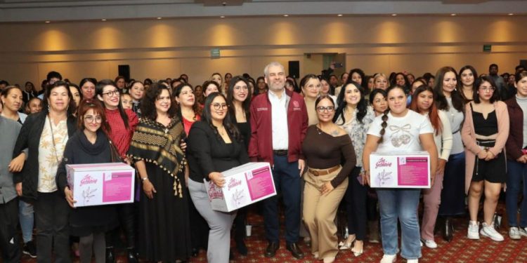 Bedolla entrega kits para emprendedoras; se busca fortalecer autonomía económica