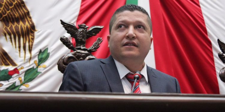 Pleno avala incremento salarial para docentes del Telebachillerato planteado por Vicente Gómez