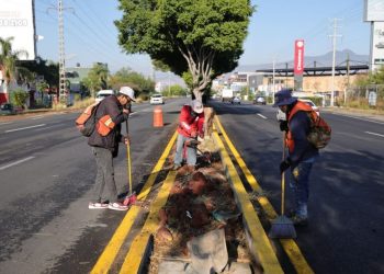 Brigadas de Morelia intervienen camellones del Libramiento Sur