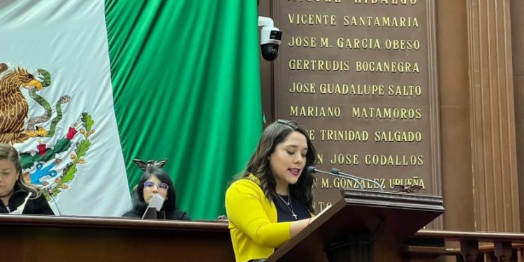 Necesaria reforma para que diputados puedan integrarse a otros grupos parlamentarios: Xóchitl Ruiz