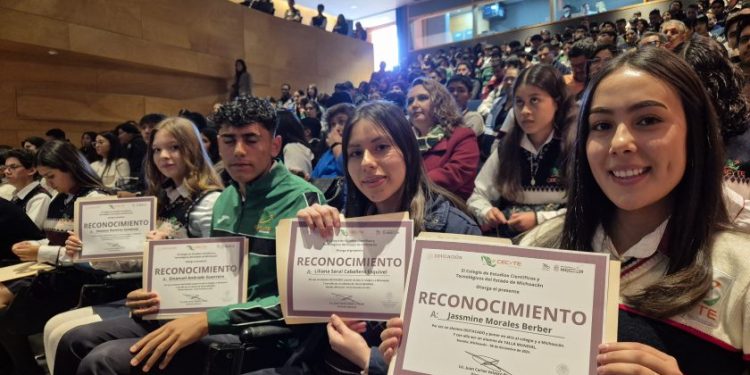 Reconoce Cecytem a más de 100 estudiantes destacados