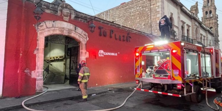 Atienden Bomberos municipales y Policía Morelia incendio en local