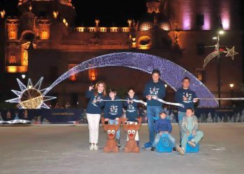 Disfrutan morelianas y morelianos encendido navideño y Pista de Hielo