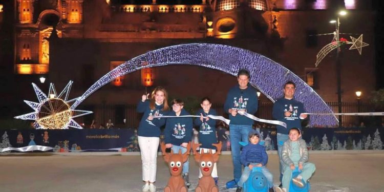 Disfrutan morelianas y morelianos encendido navideño y Pista de Hielo