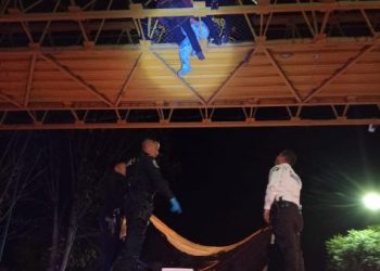 Policía Morelia evita suicidio de mujer en puente peatonal