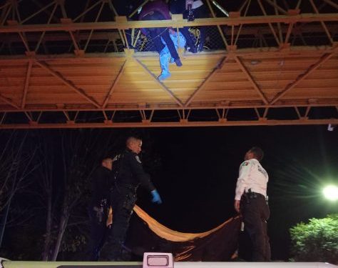 Policía Morelia evita suicidio de mujer en puente peatonal
