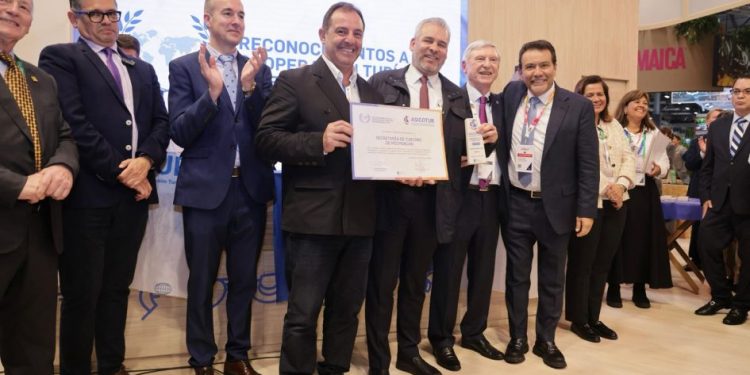 Entrega ONU reconocimiento por tradición de Noche de Muertos