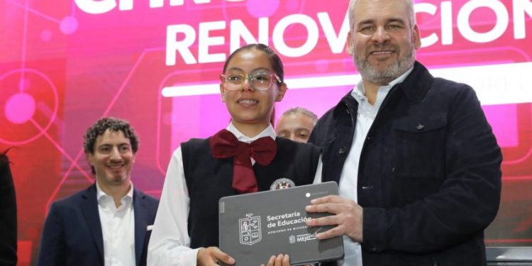 Entrega Bedolla 6 mil chromebooks en beneficio de 80 mil alumnos