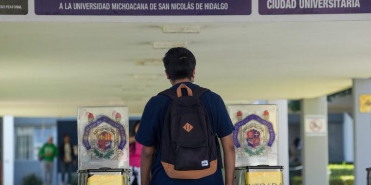 UMSNH da un paso adelante para apoyar a la comunidad migrante; connacionales podrán revalidar créditos escolares