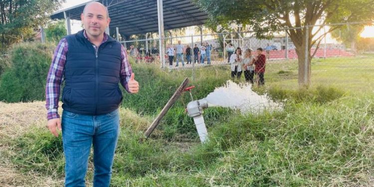 Eric Gaona rehabilita pozo de agua en Cuitzillo Grande