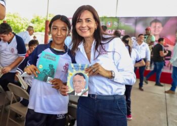 Gladyz Butanda entrega reconocimientos de la convocatoria Mi ciudad, mi teleférico