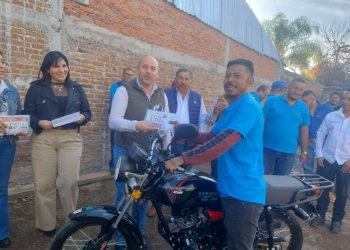 Eric Gaona entrega motocicletas para fortalecer Comapat