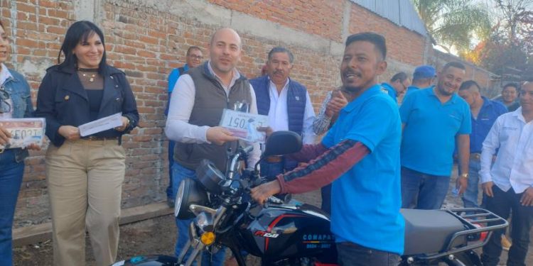 Eric Gaona entrega motocicletas para fortalecer Comapat
