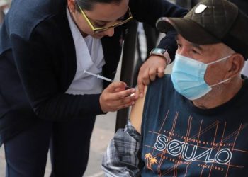 Protégete de enfermedades respiratorias vacunándote contra la influenza y el COVID-19