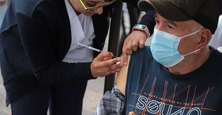Protégete de enfermedades respiratorias vacunándote contra la influenza y el COVID-19