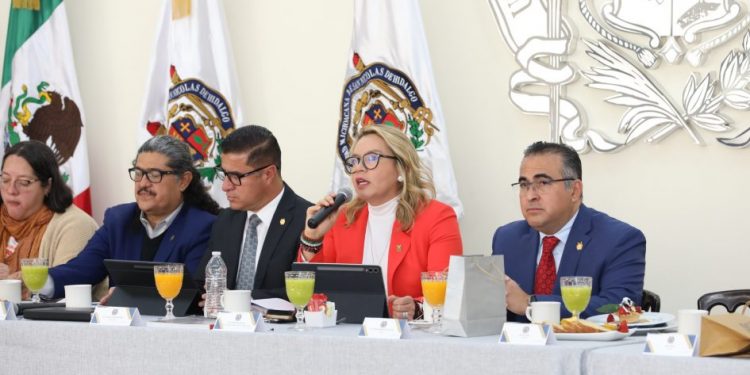 Tenemos el compromiso de que la Universidad Michoacana no dé marcha atrás: Yarabí Ávila