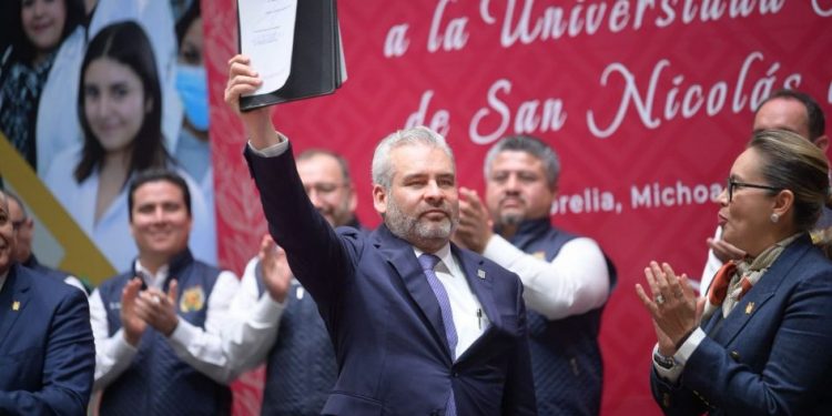 Con reforma constitucional a la UMSNH quedan atrás 50 años de déficit financiero: Bedolla