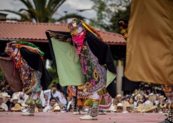 Danza de los kúrpites maravilla a turistas en Nuevo San Juan Parangaricutiro
