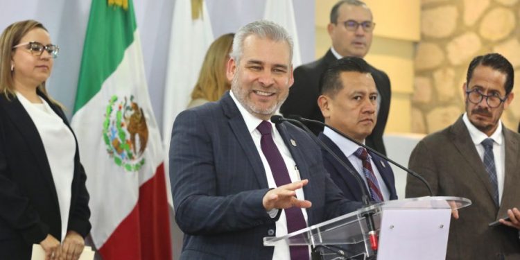 Entrega de boletos para Chayanne por alimento para michis y lomitos: Bedolla