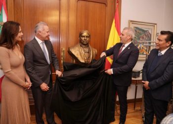 Develan busto de Morelos en Embajada de México en Madrid