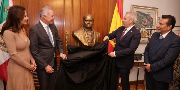 Develan busto de Morelos en Embajada de México en Madrid