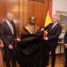 Develan busto de Morelos en Embajada de México en Madrid