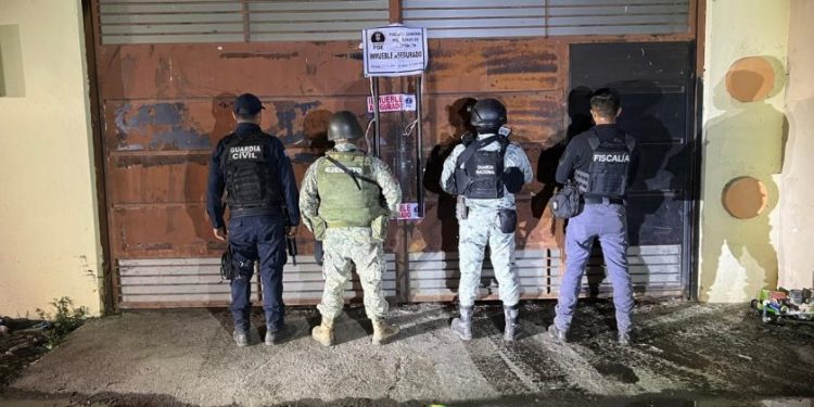 Ejecuta FGE cateo en Múgica; asegura un vehículo y 18 motores con reporte de robo