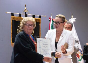 Musa Mayer, recibe por parte de la UMSNH, la Condecoración “Raúl Arreola Cortés”