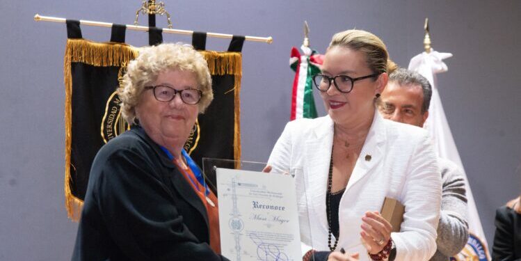 Musa Mayer, recibe por parte de la UMSNH, la Condecoración “Raúl Arreola Cortés”